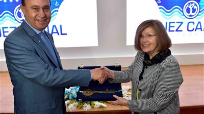 بالصور| وفد كلية الحرب الأمريكية يزور قناة السويس 