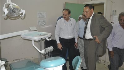 غراب يتفقد منشأت مستشفى جامعة قناة السويس  