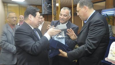 وفد صيني يستعرض العلاقات مع جامعة قناة السويس   