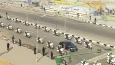 عاجل| سيارة مجهولة تصدم ضابطا أثناء مرور موكب الملك سلمان