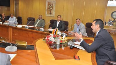 محافظ أسيوط يوافق علي 15 مشروع استثماري يوفر 600 فرصة عمل  