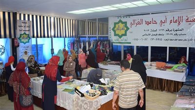  افتتاح المعرض الخيري للملابس الجاهزة بتربية جامعة سوهاج