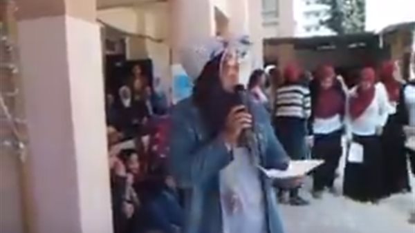 المعلمة اثناء تقديم