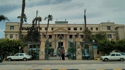 جامعة بنها: تشكيل لجنة محايدة لحل أزمة طلاب الفرقة الخامسة بكلية الطب  