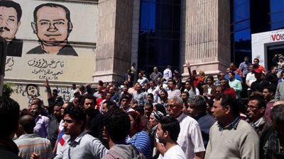 بالصور| وقفة أمام نقابة الصحفيين تنديدا بالتنازل عن 