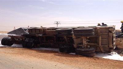 انقلاب شاحنة مواد بترولية بطريق المطار بأسيوط 