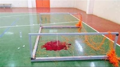 سقوط عارضة ملعب علي تلميذ بمدرسة 