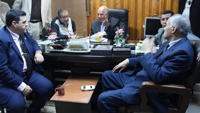 الزناتى يبحث أوضاع المعلمين ويتفقد العيادات الخارجية والعناية المركزة ببنها