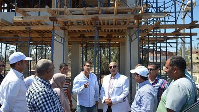 بالصور| محافظ الإسماعيلية يتفقد كوبري للمشاه أمام مدرسة الامام مالك  