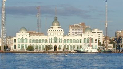  عاجل.. قناة السويس تعلن عن وظائف للمدارس البحرية.. ننشر الشروط والأوراق المطلوبة 