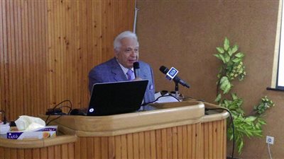 بالصور| عكاشة يتحدث عن الإنسانيات فى التعليم الطبى بجامعة قناة السويس 
