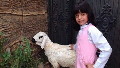 طالبة سعودية تهدى معلمتها خروفا تقديرا لجهودها