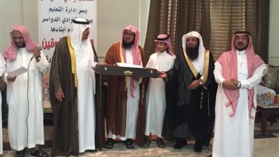  محافظ وادي الدواسر السعودي يُكرم العشرة الأوائل بالمرحلة الثانوية