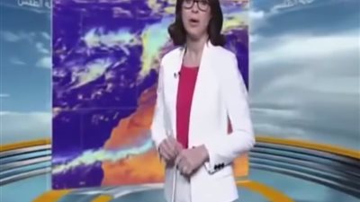 بالفيديو| مذيعة مغربية تغادر الاستديو بعد تعرضها موقف محرج علي الهواء 