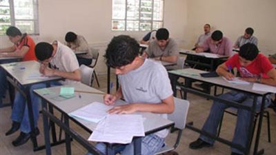  طلاب الثانوية العامة يؤدون امتحان مادتى 