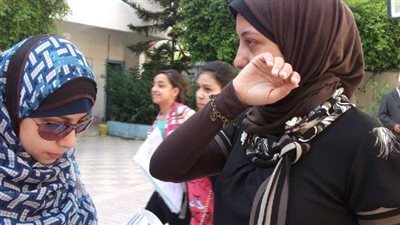 الحزن والبكاء يسيطران على طلاب علمى لصعوبة 