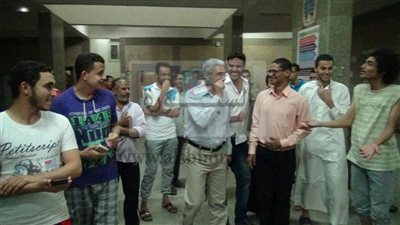 رئيس جامعة جنوب الوادي يتناول الإفطار مع طلاب المدينة الجامعية