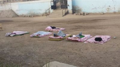 نشطاء يتداولون صورا لافتراش المعلمين الأرض أثناء نومهم بعد الانتهاء من أعمال المراقبة على امتحانات الثانوية العامة