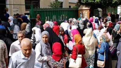 طالبة تقطع شرايين يدها ببنى سويف لصعوبة امتحان الفيزياء.. والتعليم ينفى الواقعة 
