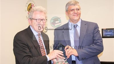 نائب رئيس جامعة القاهرة للدراسات العليا والبحوث يتسلم على جائزة الخريج المتميز من جامعة ميرلاند الأمريكية