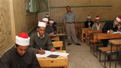 طلاب الثانوية الازهرية يؤدون امتحان الكيمياء بعد قليل