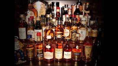 القبض على عاطل بـ 600 زجاجة كحول للأتجار بأسيوط