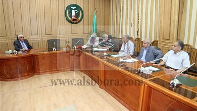 السكرتير العام يجتمع باللجنة العيا للتراخيص بالمنوفية
