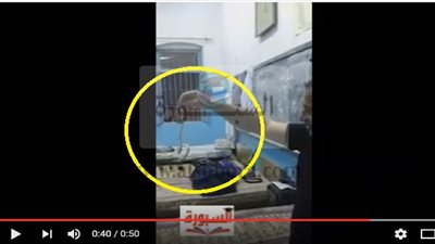 بالفيديو ..معركة بين معلم وثعبان داخل استراحة مراقبي الثانوية قبل لدغ زميله 