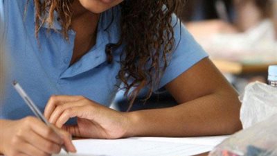 التعليم ترصد أجهزة محمول حديثة وسماعة بلوتوث فى عدد من لجان الثانوية العامة