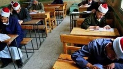 طلاب الثانوية الازهرية يؤدون امتحان 