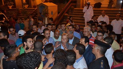 بالصور .. محافظ الإسماعيلية يعد  بتوصيل مطالب طلاب الثانوية العامة المتظاهرين  للمسئولين 