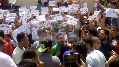 تزايد طلاب الثانوية امام وزارة التعليم مرددين