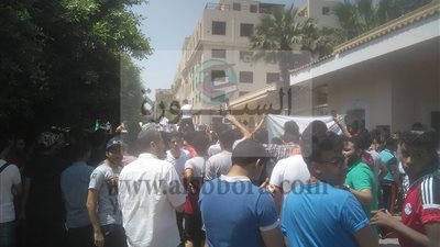 بالصور.. تزايد اعداد طلاب الثانوية مرددين