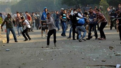 عاجل.. كر وفر وضرب بين الشرطة وطلاب الثانوية العامة فى ميدان التحرير