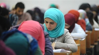 طلاب الثانوية العامة يؤدون امتحان 