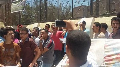 طلاب الثانوية العامة يتجمعون استعدادا للتظاهر أمام وزارة التربية والتعليم