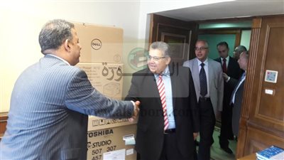 وزير التعليم العالى يتجول بديوان الوزارة لتهنئة العاملين بالعيد