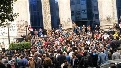 طلاب الثانوية أمام 