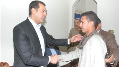 محافظ أسيوط يقدم واجب العزاء لأسرة شهيد العريش ويقرر إطلاق أسمه على أحد المدارس بالفليو