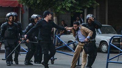 القبض على 3 من حملة الدكتوراة والماجستير بتهمة التظاهر وقطع الطريق 