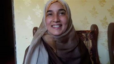 الأولي علي الثانوية الأزهرية ولدها عامل بسيط يعمل في فرن بعد الظهر