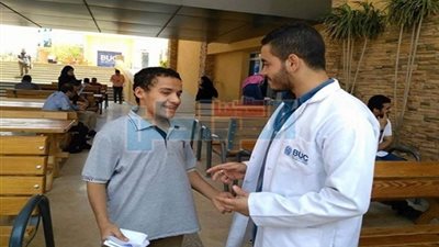 طلاب صيدلية جامعة بدر يرفعون شعار 