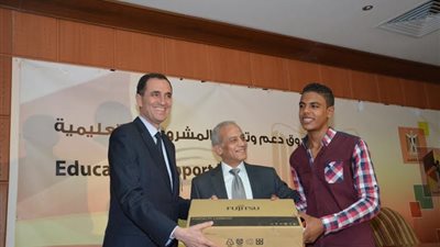 بالصور| الجيوشى يكرم أوائل شهادات الدبلومات الفنية لعام 2014/2015