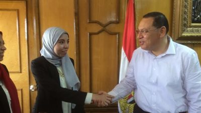 بالصور .. رئيس جامعة القناة يكرم طالبتان فازتا بمسابقة وكالة ناسا 