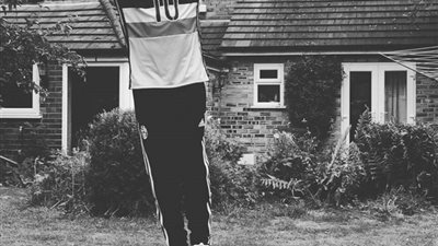 طفل يحتفل بقدوم رمضان صبحى الى ستوك سيتى بالوقوف على الكرة