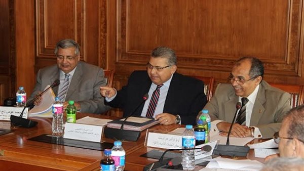 اثناء اجتماع المجلس