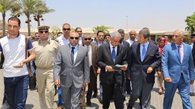 محافظ المنوفية ووزير الصناعة يتفقدان عددا من المصانع بمدينة السادات
