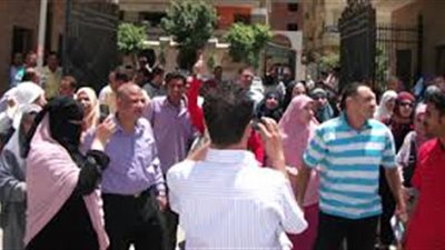 7 آلاف معلم يتظاهرون ضد قرار الغاء ندبهم ونقلهم الى اماكن بعيدة عن سكنهم.. مرددين 