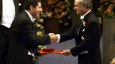 تعرف على طريق أحمد زويل إلى نوبل.. وحصوله على 31 جائزة دولية