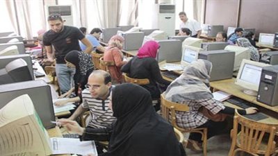 طلاب المرحلة الثانية بالثانوية العامة يتوافدون على معامل جامعة القاهرة لتسجيل الرغبات